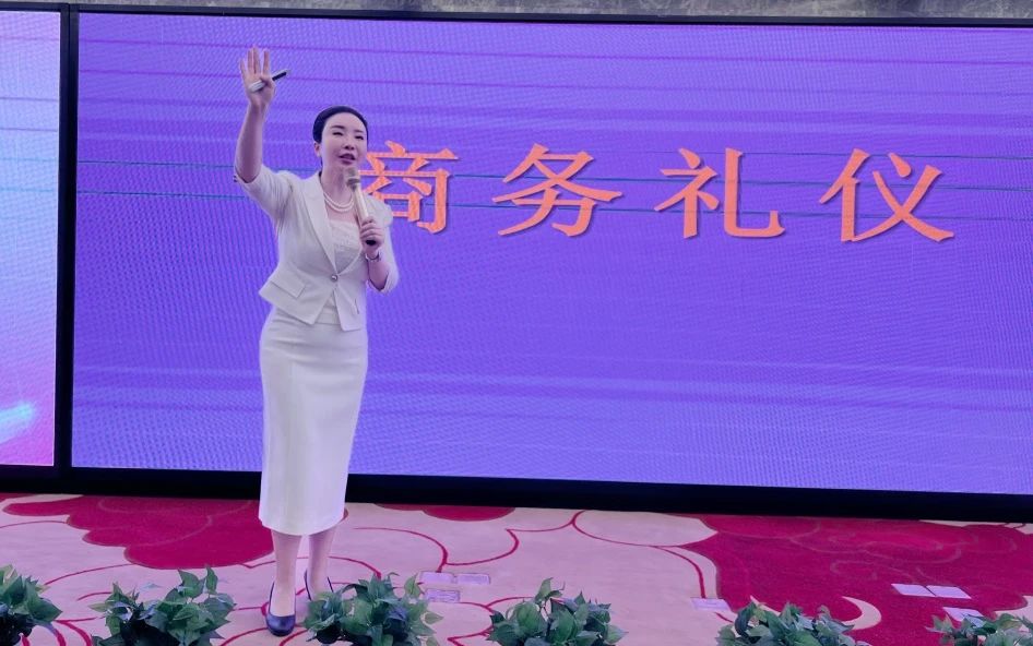 姐姐妹妹美起来|三羊马董事长任敏女士带领公司女职工代表参加沙坪坝区女性素质提升“红梅课堂”(图6) 6.jpg